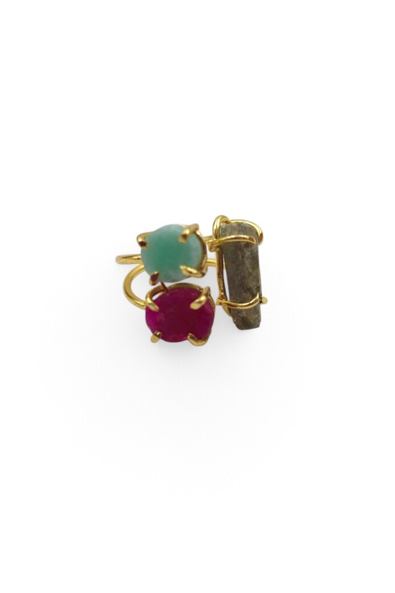 Anillo dorado con tres piedras naturales de amazonita verde agua, rubí fucsia y labradorita gris, diseño boho chic Samarkanda.