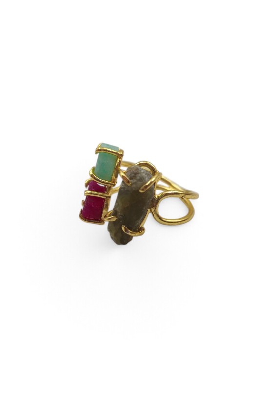 Anillo dorado con tres piedras naturales de amazonita verde agua, rubí fucsia y labradorita gris, diseño boho chic Samarkanda.