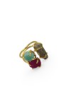 Anillo dorado con tres piedras naturales de amazonita verde agua, rubí fucsia y labradorita gris, diseño boho chic Samarkanda.