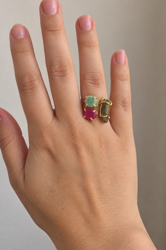 Anillo dorado con tres piedras naturales de amazonita verde agua, rubí fucsia y labradorita gris, diseño boho chic Samarkanda.