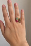 Anillo dorado con tres piedras naturales de amazonita verde agua, rubí fucsia y labradorita gris, diseño boho chic Samarkanda.