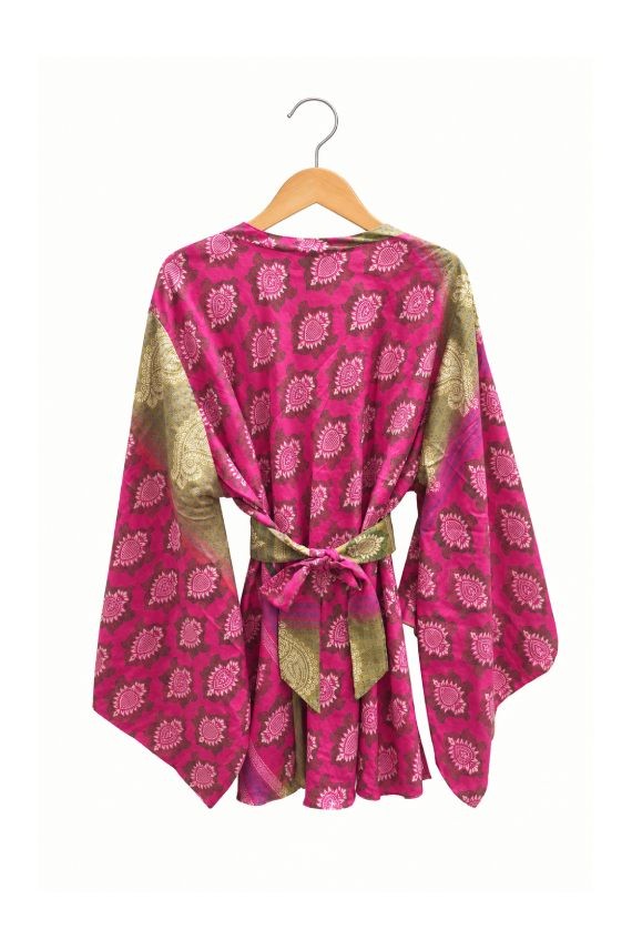 Blusa boho de seda fucsia estampada con escote cruzado, mangas kimono amplias y cinturón ajustable, Samarkanda.