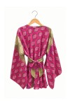 Blusa boho de seda fucsia estampada con escote cruzado, mangas kimono amplias y cinturón ajustable, Samarkanda.