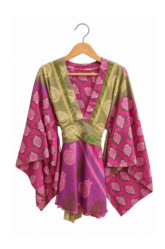 Blusa boho de seda fucsia estampada con escote cruzado, mangas kimono amplias y cinturón ajustable, Samarkanda.