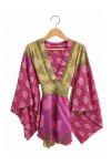 Blusa boho de seda fucsia estampada con escote cruzado, mangas kimono amplias y cinturón ajustable, Samarkanda.