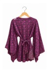 Blusa boho de seda morada y fucsia con estampado floral y paisley, escote en V y mangas kimono asimétricas, Samarkanda
