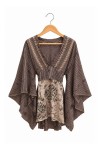Blusa boho de seda marrón chocolate con rayas finas, estampado floral beige, escote en V y mangas kimono asimétricas