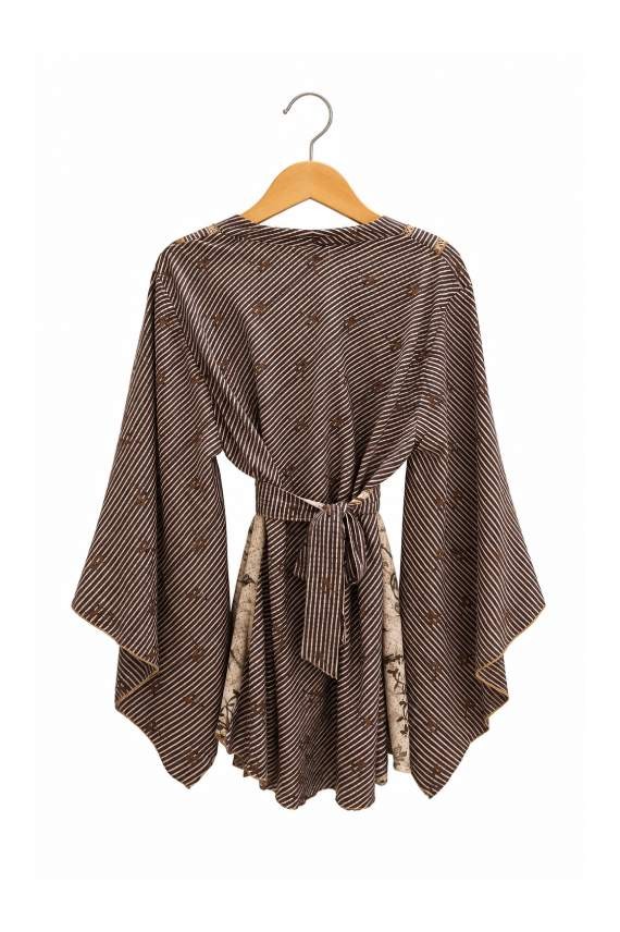 Blusa boho de seda marrón chocolate con rayas finas, estampado floral beige, escote en V y mangas kimono asimétricas