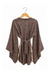 Blusa boho de seda marrón chocolate con rayas finas, estampado floral beige, escote en V y mangas kimono asimétricas