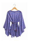 Blusa boho de seda azul klein con estampado floral rosa, escote en V cruzado, cenefas decorativas y mangas kimono asimétricas