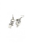 Detalle de pendientes de zamak plateado con diseños diferentes de flor en maceta y ramo floral, estilo boho vintage.