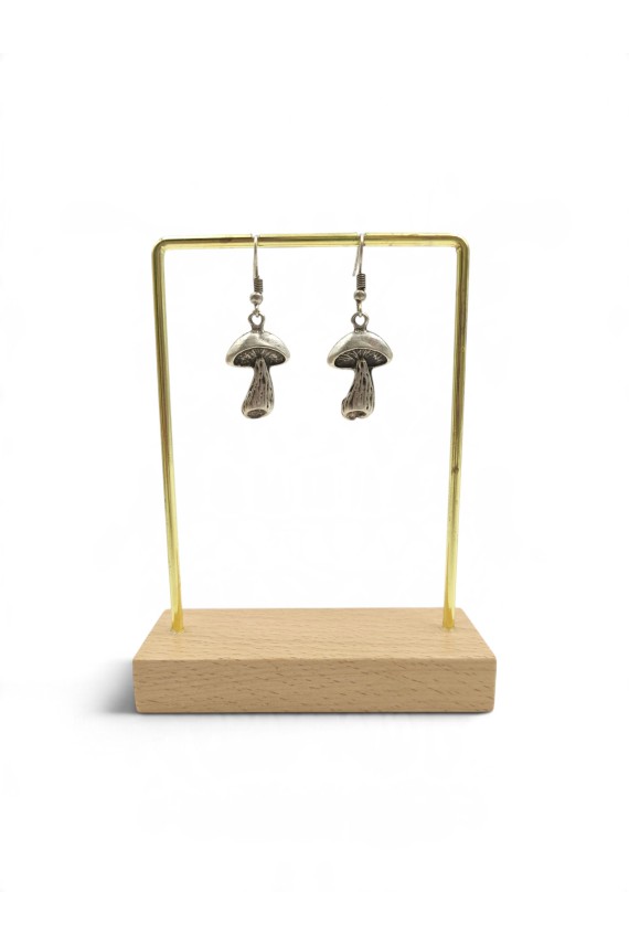 Detalle de pendientes de zamak plateado con setas tridimensionales, sombrero redondeado y tallo texturizado de estilo vintage.