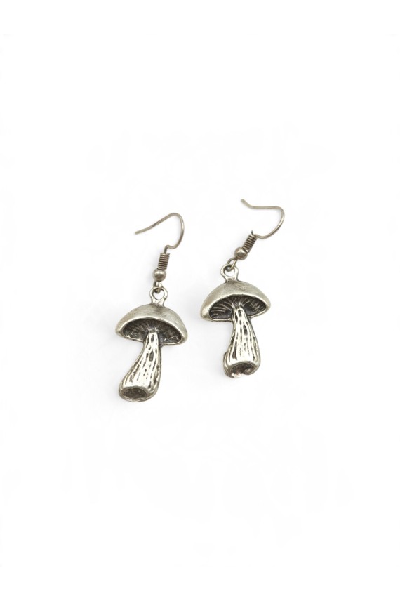 Detalle de pendientes de zamak plateado con setas tridimensionales, sombrero redondeado y tallo texturizado de estilo vintage.