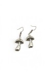 Detalle de pendientes de zamak plateado con setas tridimensionales, sombrero redondeado y tallo texturizado de estilo vintage.
