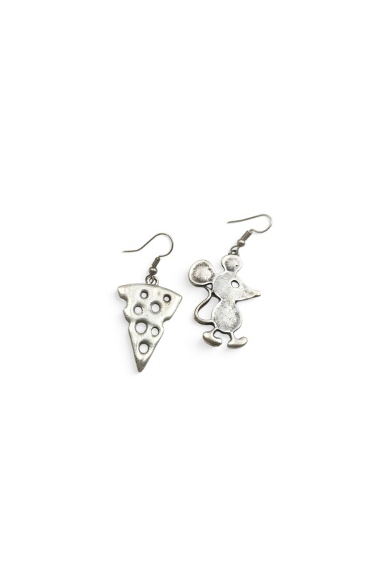 Detalle de pendientes de zamak plateado con figura de ratón y porción de queso calado, diseño asimétrico con acabado vintage.