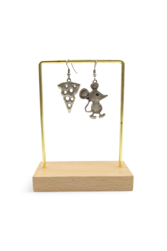 Detalle de pendientes de zamak plateado con figura de ratón y porción de queso calado, diseño asimétrico con acabado vintage.