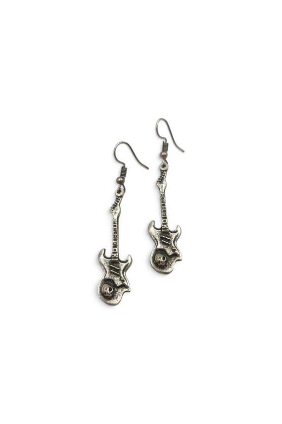 Detalle de pendientes colgantes de zamak con guitarra eléctrica, texturizada y calavera en relieve estilo rock vintage.