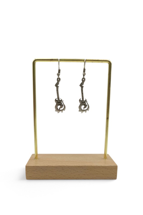 Pendientes de zamak plateado con guitarra eléctrica decorada con llamas, detalles calados y acabado vintage, estilo rock