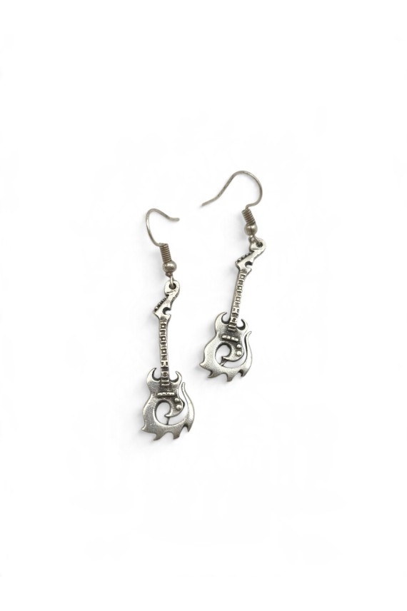 Pendientes de zamak plateado con guitarra eléctrica decorada con llamas, detalles calados y acabado vintage, estilo rock