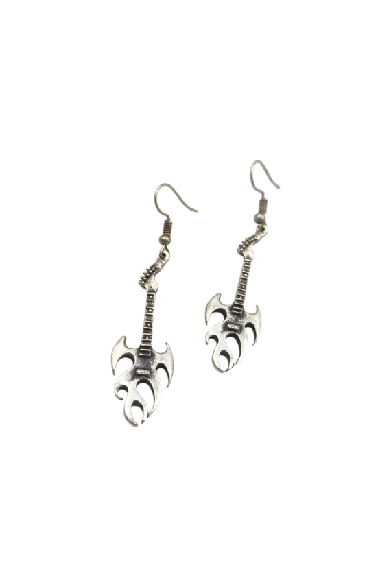 pendientes colgantes de zamak plateado con guitarra eléctrica de cuerpo puntiagudo y llamas, acabado vintage estilo heavy metal.