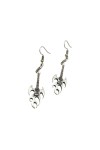pendientes colgantes de zamak plateado con guitarra eléctrica de cuerpo puntiagudo y llamas, acabado vintage estilo heavy metal.
