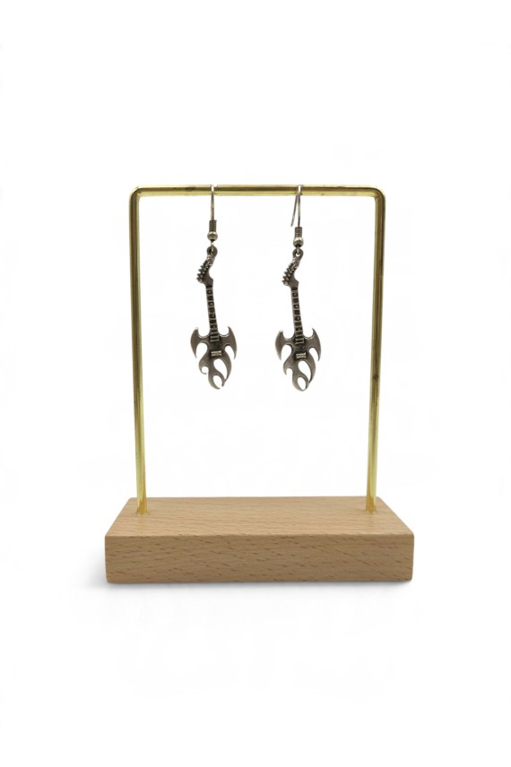pendientes colgantes de zamak plateado con guitarra eléctrica de cuerpo puntiagudo y llamas, acabado vintage estilo heavy metal.