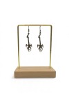 pendientes colgantes de zamak plateado con guitarra eléctrica de cuerpo puntiagudo y llamas, acabado vintage estilo heavy metal.