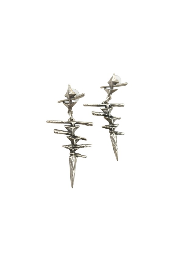 pendientes Tótem Tribal de zamak plateado envejecido con barras horizontales, figuras geométricas y terminación en punta.