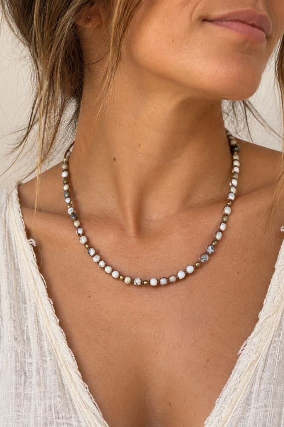 Collar de ágata blanca con cuentas facetadas en tonos claros, detalles dorados y cordón marrón ajustable, Samarkanda.