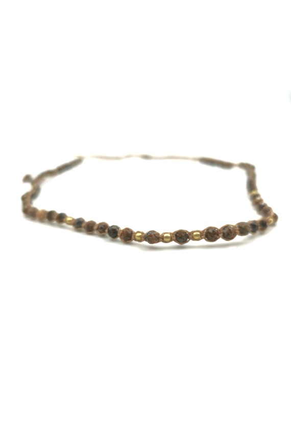 Collar de jaspe marrón con piedras naturales facetadas, detalles dorados y cordón ajustable, estilo boho Samarkanda.