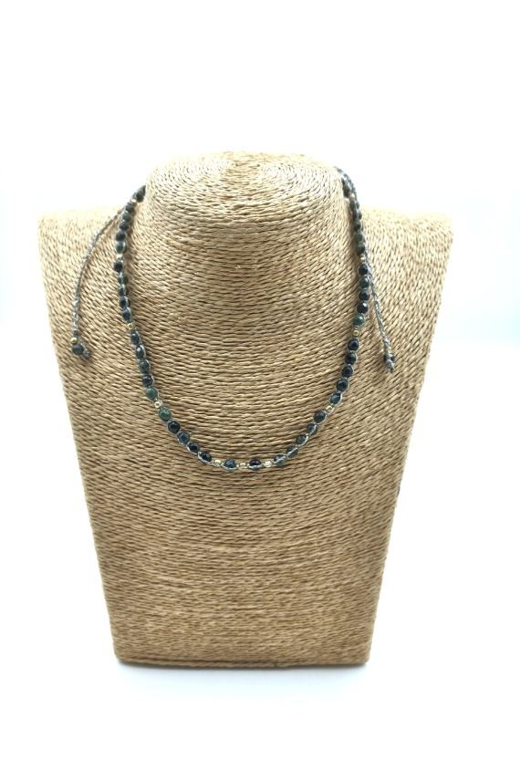 Collar de ágata musgo con piedras verdes facetadas, cuentas doradas y cierre de nudo corredizo, Samarkanda.