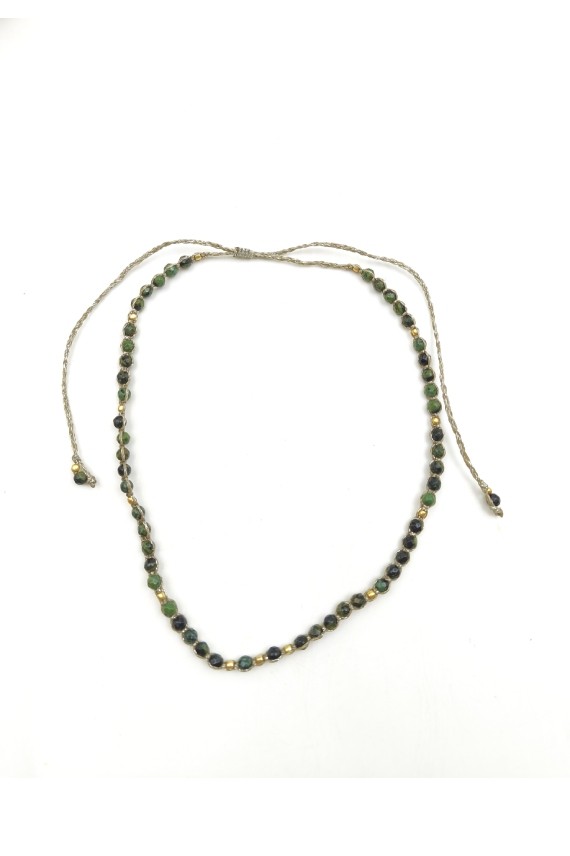 Collar de ágata musgo con piedras verdes facetadas, cuentas doradas y cierre de nudo corredizo, Samarkanda.