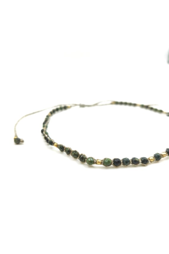 Collar de ágata musgo con piedras verdes facetadas, cuentas doradas y cierre de nudo corredizo, Samarkanda.