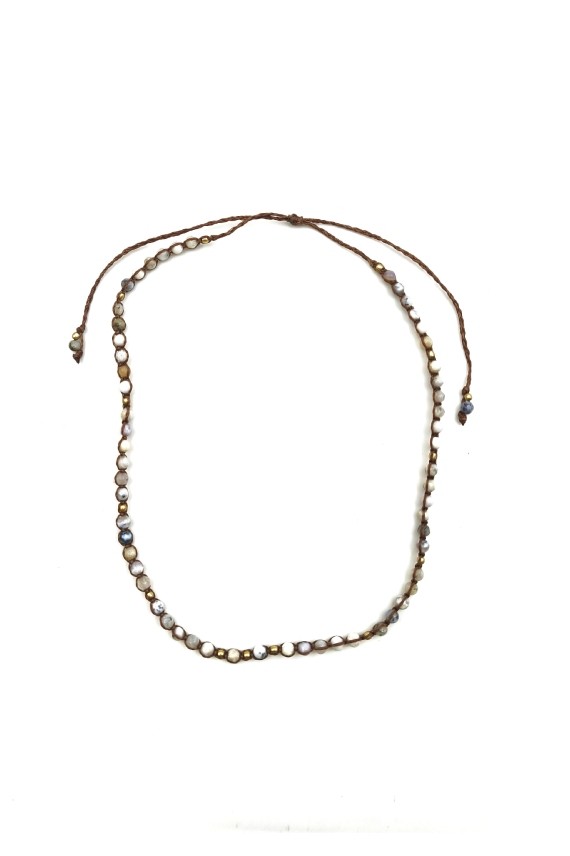 Collar de ágata blanca con cuentas facetadas en tonos claros, detalles dorados y cordón marrón ajustable, Samarkanda.