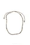Collar de ágata blanca con cuentas facetadas en tonos claros, detalles dorados y cordón marrón ajustable, Samarkanda.