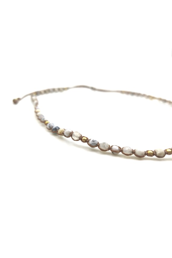 Collar de ágata blanca con cuentas facetadas en tonos claros, detalles dorados y cordón marrón ajustable, Samarkanda.