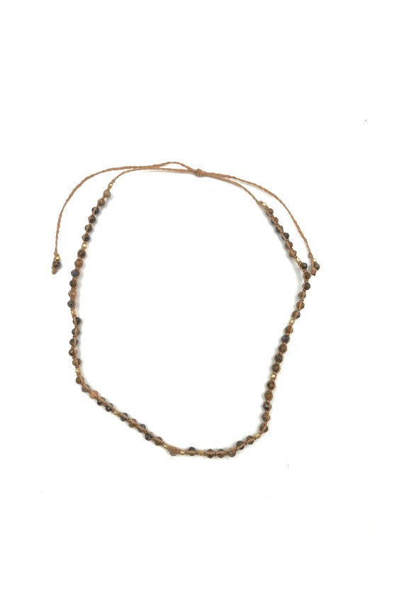 Collar de jaspe marrón con piedras naturales facetadas, detalles dorados y cordón ajustable, estilo boho Samarkanda.
