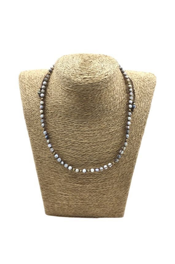 Collar de ágata blanca con cuentas facetadas en tonos claros, detalles dorados y cordón marrón ajustable, Samarkanda.