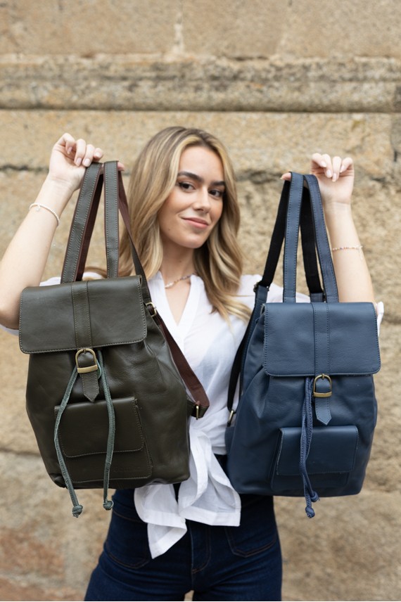 Mochila Soruka Aran Backpack en piel sostenible, con solapa imantada, bolsillo frontal y asas regulables.