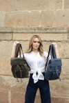 Mochila Soruka Aran Backpack en piel sostenible, con solapa imantada, bolsillo frontal y asas regulables.