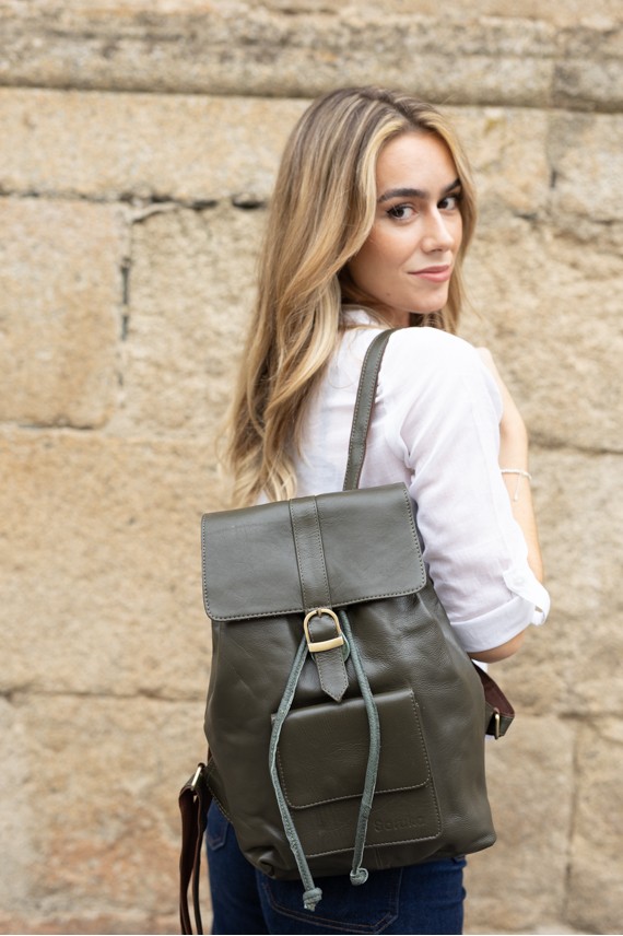 Mochila Soruka Aran Backpack en piel sostenible, con solapa imantada, bolsillo frontal y asas regulables.