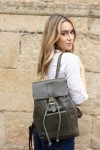 Mochila Soruka Aran Backpack en piel sostenible, con solapa imantada, bolsillo frontal y asas regulables.