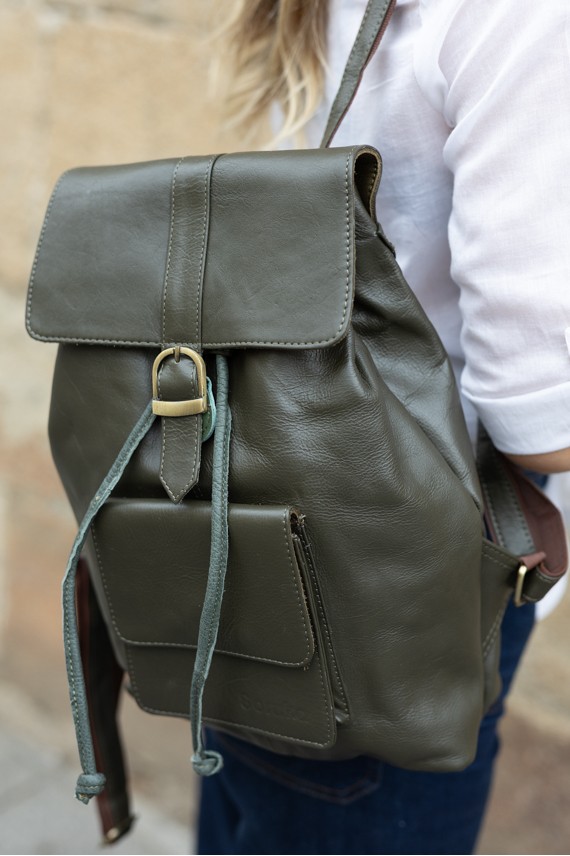 Mochila Soruka Aran Backpack en piel sostenible, con solapa imantada, bolsillo frontal y asas regulables.