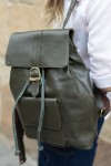 Mochila Soruka Aran Backpack en piel sostenible, con solapa imantada, bolsillo frontal y asas regulables.