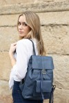 Mochila Soruka Aran Backpack en piel sostenible, con solapa imantada, bolsillo frontal y asas regulables.