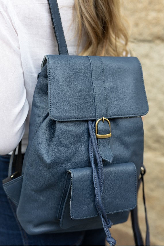 Mochila Soruka Aran Backpack en piel sostenible, con solapa imantada, bolsillo frontal y asas regulables.