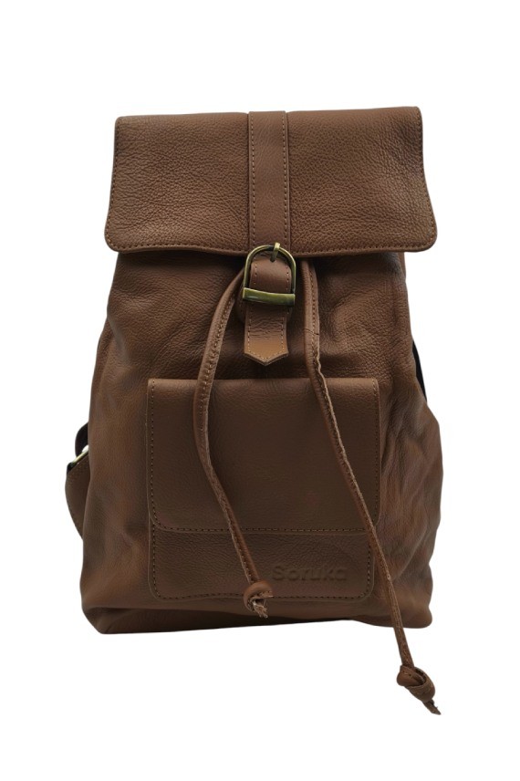 Mochila Soruka Aran Backpack en piel sostenible, con solapa imantada, bolsillo frontal y asas regulables.