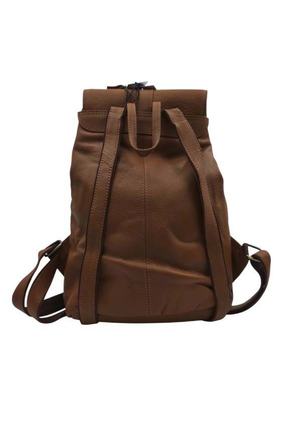 Mochila Soruka Aran Backpack en piel sostenible, con solapa imantada, bolsillo frontal y asas regulables.