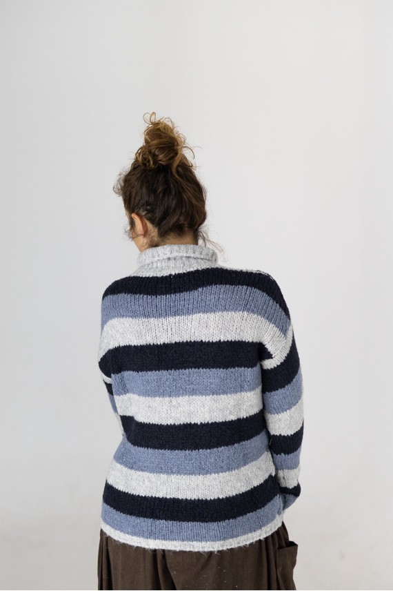 Vista trasera de jersey de punto a rayas azules con cuello cisne, estilo boho chic.