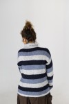 Vista trasera de jersey de punto a rayas azules con cuello cisne, estilo boho chic.